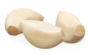 A&V Peeled Organic Garlic (6oz)